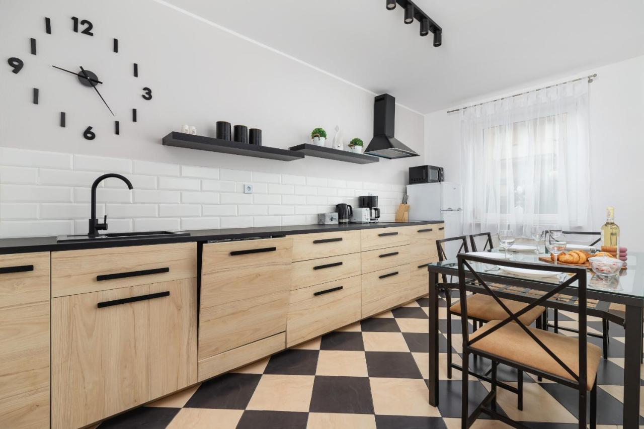 Pleasant Apartment With Terrace Cracow By Noclegi Renters Cracovia Exterior foto